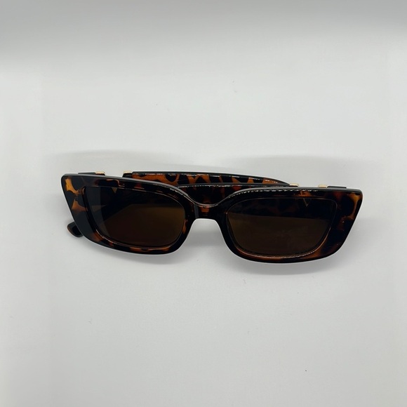 Chic Tortoiseshell V-Detail Sunglasses -Square Frame, Trendy Style UV protection main image 6